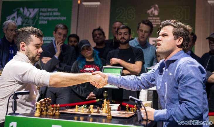 Vua cờ Carlsen ‘cầu hòa’ chia sẻ danh hiệu vô địch thế giới gây tranh cãi - Ảnh 2.